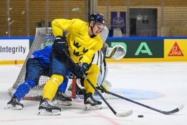 260521 Jack Berglund of Sweden at a practice session during the 2026 IIHF Ice hockey, Eishockey World Championship, WM, Weltmeisterschaft on May 21, 2026 in Fribourg. Photo: Jesper Zerman BILDBYRAN kod JZ JZ0723 ishockey ice hockey ishockey-vm 2026 vm 2026 iihf world championship träning practice sverige sweden day 7 bbeng Copyright: JESPERxZERMAN BB260521JZ049