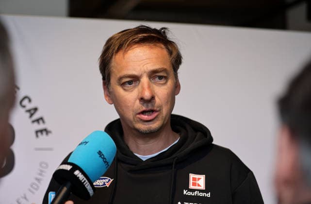 DSV Sommereinkleidung 2026 Hier im Bild Andreas Mitter, Bundestrainer Skispringen Herren beim Interview, Kopf, Portrait, Skispringen, Skispringer, Sprunglauf, Wintersport