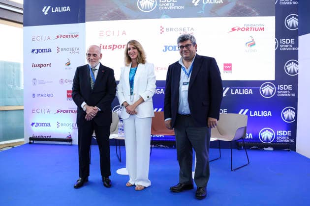 May 21, 2026, Madrid, Madrid, Spain: Javier Tebas, president of LaLiga, Cristina Villasante, member of Ecija, and Juan Fernandez Tamames, lawyer and secretary of the Criminal Compliance Committee at Telefonica Spain, pose for photo after a discussion on â€oeTechnology, Piracy, and Artificial Intelligence in Sports†during the ISDE Sports Convention at the Official College of Architects of Madrid on May 21, 2026, in Madrid, Spain. ISDE Sports Convention - â€oeTechnology, Piracy, And Artificial Intelligence In Sports†- ZUMAa181 20260521_zaa_a181_027 Copyright: xIrinaxR.xHipolitox
