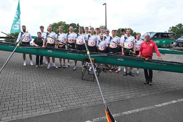 Die Teams von Deutschlandachter, Vierer ohne Steuermann und Ersatzathleten mit ihren Trainern Sabine TSCHAEGE, Tschäge, 2.v.l. und Mark EMKE, rechts, Rudern, Praesentation Deutschland-Achter der Saison 2026, am 21.05.2026 in Dortmund Deutschland. Â