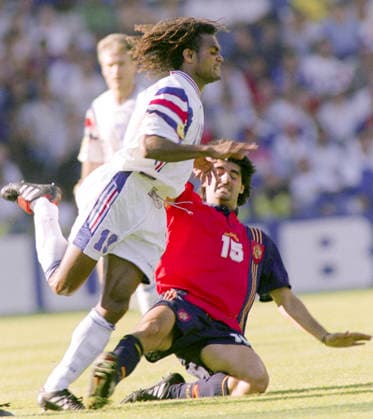 960615 Football, UEFA EURO, EM, Europameisterschaft,Fussball 1996 (England), Group B, France - Spain 1-1: Christian Karembeu of France is tackled by Caminero of Spain. Photo: BILDBYRAN M023_07 960615frasp 960615 dia bbeng em em96 em 96 em 1996 em1996 fotboll football soccer france v spain frankrike spanien euro uefa euro 1996 euro1996 euro96 european championships europamästerskap elland road leeds june 15 1996 *** 960615 Football, Uefa EURO 1996 England , Group B, France Spain 1 1 Christian Karembeu of France is tackled by Caminero of Spain Photo BILDBYRAN M023 07 960615frasp 960615 dia bbeng em em96 em 96 em 1996 em1996 fotboll soccer france v spain frankrike spanien euro uefa euro 1996 euro1996 euro96 european championships europamästerskap elland road leeds june 15 1996  Copyright: BILDBYRAN BB960615BB134
