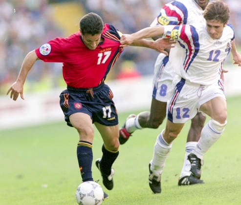 960615 Football, UEFA EURO, EM, Europameisterschaft,Fussball 1996 (England), Group B, France - Spain 1-1: Manjarin of Spain (L) against Bixente Bizarazu of France. Photo: BILDBYRAN M023_07 960615frasp 960615 dia bbeng em em96 em 96 em 1996 em1996 fotboll football soccer france v spain frankrike spanien euro uefa euro 1996 euro1996 euro96 european championships europamästerskap elland road leeds june 15 1996 *** 960615 Football, Uefa EURO 1996 England , Group B, France Spain 1 1 Manjarin of Spain L against Bixente Bizarazu of France Photo BILDBYRAN M023 07 960615frasp 960615 dia bbeng em em96 em 96 em 1996 em1996 football soccer france v spain france spain spain euro uefa euro 1996 euro1996 euro96 european championships european championships elland road leeds june 15 1996  Copyright: BILDBYRAN BB960615BB148