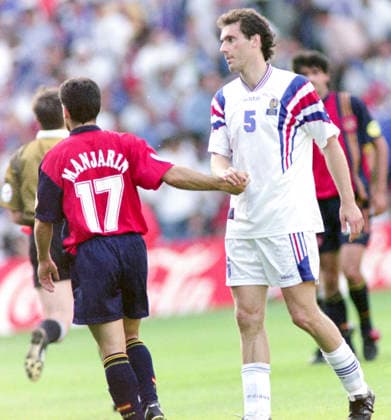 960615 Football, UEFA EURO, EM, Europameisterschaft,Fussball 1996 (England), Group B, France - Spain 1-1: Laurent Blanc of France (R) greets Manjarin of Spain after the game. Photo: BILDBYRAN M023_07 960615frasp 960615 dia bbeng em em96 em 96 em 1996 em1996 fotboll football soccer france v spain frankrike spanien euro uefa euro 1996 euro1996 euro96 european championships europamästerskap elland road leeds june 15 1996 *** 960615 Football, Uefa EURO 1996 England , Group B, France Spain 1 1 Laurent Blanc of France R greets Manjarin of Spain after the game Photo BILDBYRAN M023 07 960615frasp 960615 dia bbeng em em96 em 96 em 1996 em1996 football soccer france v spain france spain euro uefa euro 1996 euro1996 euro96 european championships european championships elland road leeds june 15 1996  Copyright: BILDBYRAN BB960615BB153