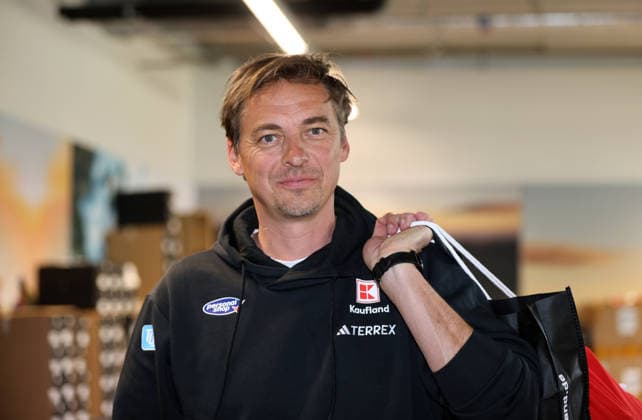 DSV Sommereinkleidung 2026 Hier im Bild Andreas Mitter, Bundestrainer Skispringen Herren beim Interview, Kopf, Portrait, mit Einkaufstasche auf der Schulter, Skispringen, Skispringer, Sprunglauf, Wintersport