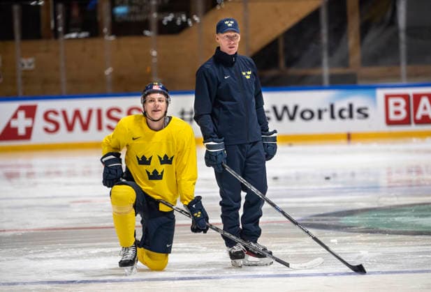 FRIBOURG, SCHWEIZ 20260521 Tre Kronors Jack Berglund och assisterande förbundskapten Jörgen Jönsson under torsdagens träning under pagaende ishockey-VM i Schweiz.