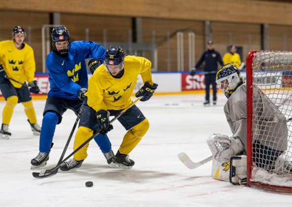 FRIBOURG, SCHWEIZ 20260521 Tre Kronors Viggo Björck och Andre Petersson under torsdagens träning under pagaende ishockey-VM i Schweiz.
