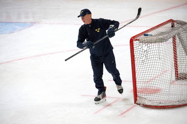 FRIBOURG, SCHWEIZ 20260521 Tre Kronors assisterande förbundskapten Jörgen Jönsson under torsdagens träning under pagaende ishockey-VM i Schweiz.