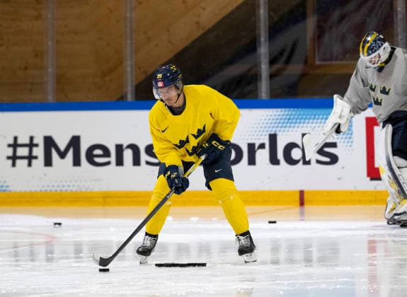 FRIBOURG, SCHWEIZ 20260521 Tre Kronors Andre Petersson under torsdagens träning under pagaende ishockey-VM i Schweiz.