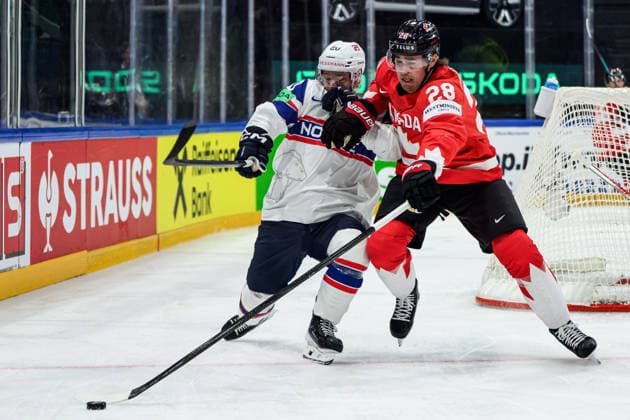 260521 Emilio Pettersen of Norway and Zach Whitecloud of Canada during the 2026 IIHF Ice hockey, Eishockey World Championship, WM, Weltmeisterschaft between Canada and Norway on May 21, 2026 in Fribourg. Photo: Jesper Zerman BILDBYRAN kod JZ JZ0724 ishockey ice hockey ishockey-vm 2026 vm 2026 iihf world championship kanada canada norge norway canada kanada bbeng norge norway Copyright: JESPERxZERMAN BB260521JZ066