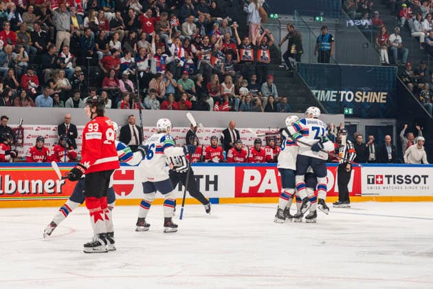 FRIBOURG, FRIBOURG - MAY 21: Norway players celebrate after scoring the opening goal for a 1-0 lead during the 2026 IIHF World Championship, WM, Weltmeisterschaft Preliminary Round Group B match between Canada and Norway at BCF Arena on May 21, 2026 in Fribourg, Fribourg, Switzerland. Copyright: xLivioxBaeriswylx xSPPx Sportspressphoto_SPR151111