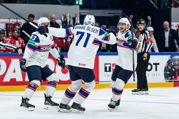 260521 Eskild Bakke Olsen, Max Krogdahl and Christian Kasastul of Norway celebrates after 0-1 during the 2026 IIHF Ice hockey, Eishockey World Championship, WM, Weltmeisterschaft between Canada and Norway on May 21, 2026 in Fribourg. Photo: Jesper Zerman BILDBYRAN kod JZ JZ0724 ishockey ice hockey ishockey-vm 2026 vm 2026 iihf world championship kanada canada norge norway canada kanada bbeng jubel norge norway celebrates Copyright: JESPERxZERMAN BB260521JZ067