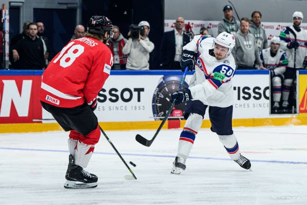 260521 Robert Thomas of Canada and Sander Hurrod of Norway during the 2026 IIHF Ice hockey, Eishockey World Championship, WM, Weltmeisterschaft between Canada and Norway on May 21, 2026 in Fribourg. Photo: Jesper Zerman BILDBYRAN kod JZ JZ0724 ishockey ice hockey ishockey-vm 2026 vm 2026 iihf world championship kanada canada norge norway canada kanada bbeng norge norway Copyright: JESPERxZERMAN BB260521JZ068