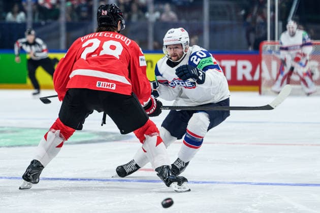 260521 Zach Whitecloud of Canada and Emilio Pettersen of Norway during the 2026 IIHF Ice hockey, Eishockey World Championship, WM, Weltmeisterschaft between Canada and Norway on May 21, 2026 in Fribourg. Photo: Jesper Zerman BILDBYRAN kod JZ JZ0724 ishockey ice hockey ishockey-vm 2026 vm 2026 iihf world championship kanada canada norge norway canada kanada bbeng norge norway Copyright: JESPERxZERMAN BB260521JZ069