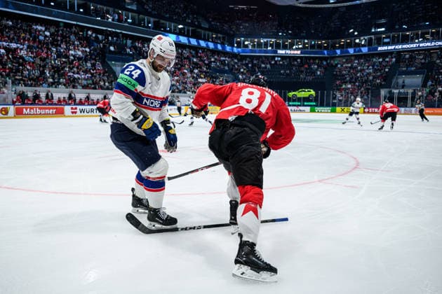 260521 Jacob Berglund of Norway and Dylan Holloway of Canada during the 2026 IIHF Ice hockey, Eishockey World Championship, WM, Weltmeisterschaft between Canada and Norway on May 21, 2026 in Fribourg. Photo: Jesper Zerman BILDBYRAN kod JZ JZ0724 ishockey ice hockey ishockey-vm 2026 vm 2026 iihf world championship kanada canada norge norway canada kanada bbeng norge norway Copyright: JESPERxZERMAN BB260521JZ071