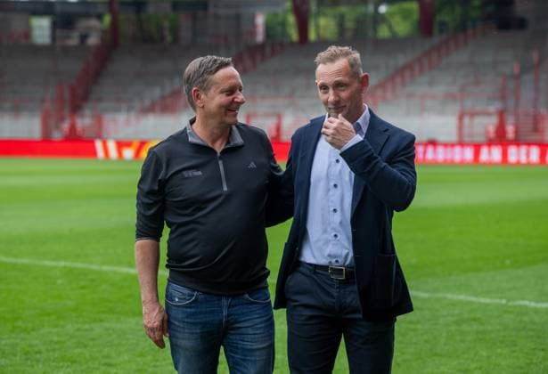 Fußball, Herren, Saison 2025 2026, 1. Bundesliga, 1. FC Union Berlin, Pressekonferenz, v. l. Profifußball-Geschäftsführer Horst Heldt (1. FC Union Berlin), Trainer Mauro Lustrinelli (1. FC Union Berlin) im Stadion An der Alten Försterei, 21.05. 2026, Copyright: xMatthiasxKochx