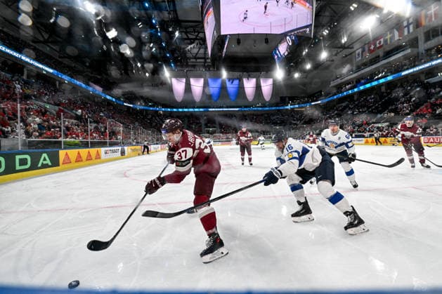 ZURICH, SWITZERLAND - MAY 21: Oskars Lapinskis of Latvia and Aleksander Barkov of Finland in a battle for the puck along the boards during the 2026 IIHF Ice hockey, Eishockey World Championship, WM, Weltmeisterschaft Switzerland game between Latvia and Finland at Swiss Life Arena on May 21, 2026 in Zurich, Zurich. Zurich Swiss Life Arena Zurich Switzerland Copyright: xJustPictures.ch AndreaxBrancax jp-en-EuSpIm-JP7_ANB_Lat_Fin_21052026_8703