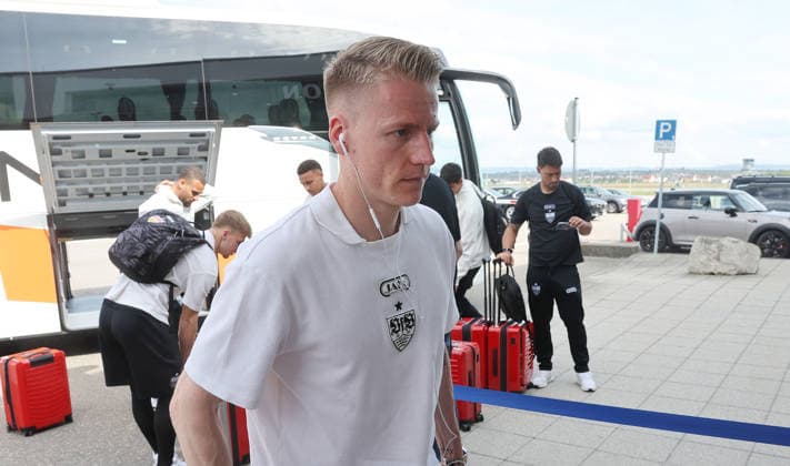 Stuttgart , Fußball Abflug VfB Stuttgart zum DFB Pokal Finale nach Berlin , Chris Führich