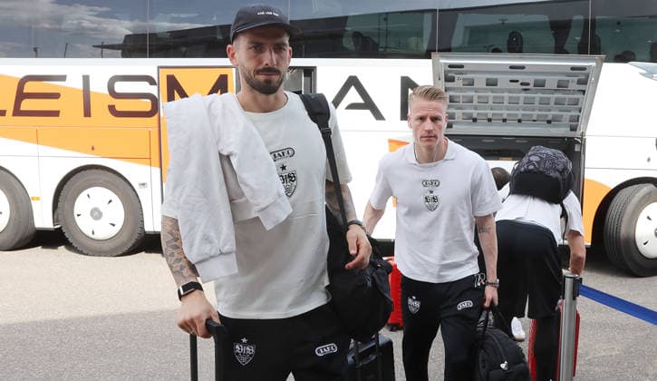 Stuttgart , Fußball Abflug VfB Stuttgart zum DFB Pokal Finale nach Berlin , von links: Fabian bredlow Chris Führich