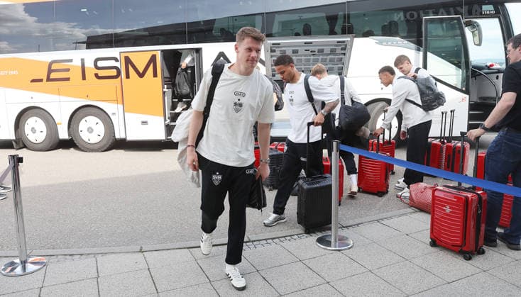 Stuttgart , Fußball Abflug VfB Stuttgart zum DFB Pokal Finale nach Berlin , Alexander Nübel