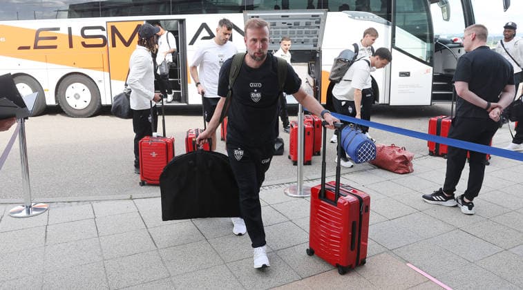 Stuttgart , Fußball Abflug VfB Stuttgart zum DFB Pokal Finale nach Berlin , Sebastian Hoeneß