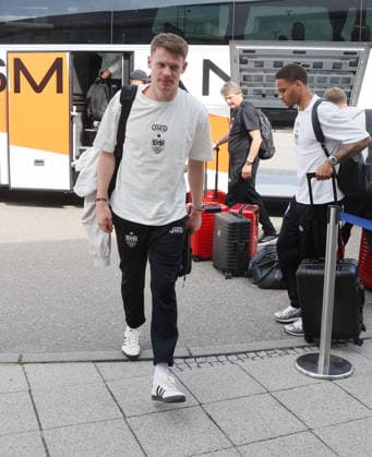 Stuttgart , Fußball Abflug VfB Stuttgart zum DFB Pokal Finale nach Berlin , Alexander Nübel