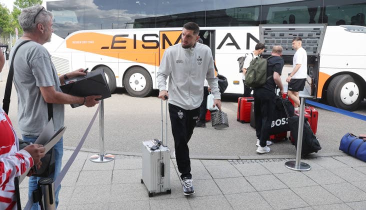 Stuttgart , Fußball Abflug VfB Stuttgart zum DFB Pokal Finale nach Berlin , Jeff Chabot