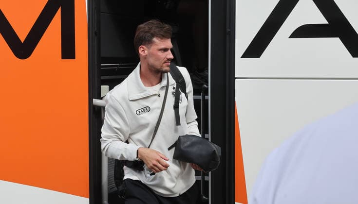 Stuttgart , Fußball Abflug VfB Stuttgart zum DFB Pokal Finale nach Berlin , Pascal Stenzel