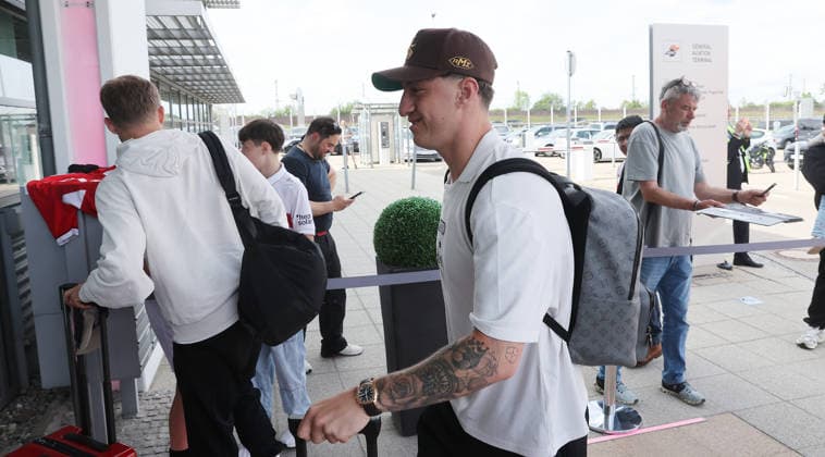 Stuttgart , Fußball Abflug VfB Stuttgart zum DFB Pokal Finale nach Berlin , Angelo Stiller