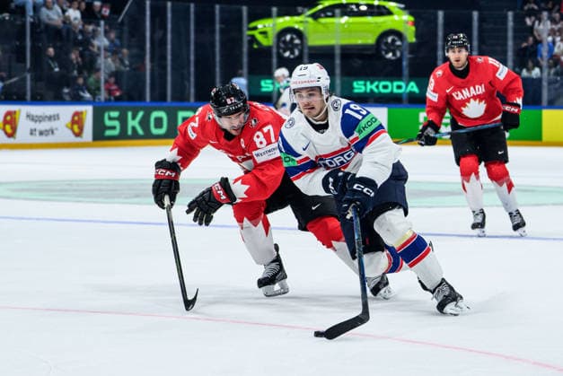 260521 Sidney Crosby of Canada and Havard ostrem Salsten of Norway during the 2026 IIHF Ice hockey, Eishockey World Championship, WM, Weltmeisterschaft between Canada and Norway on May 21, 2026 in Fribourg. Photo: Jesper Zerman BILDBYRAN kod JZ JZ0724 ishockey ice hockey ishockey-vm 2026 vm 2026 iihf world championship kanada canada norge norway canada kanada bbeng norge norway Copyright: JESPERxZERMAN BB260521JZ075