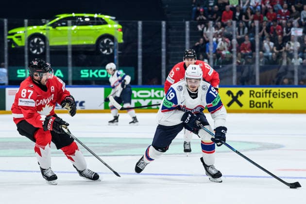 260521 Sidney Crosby of Canada and Havard ostrem Salsten of Norway during the 2026 IIHF Ice hockey, Eishockey World Championship, WM, Weltmeisterschaft between Canada and Norway on May 21, 2026 in Fribourg. Photo: Jesper Zerman BILDBYRAN kod JZ JZ0724 ishockey ice hockey ishockey-vm 2026 vm 2026 iihf world championship kanada canada norge norway canada kanada bbeng norge norway Copyright: JESPERxZERMAN BB260521JZ076