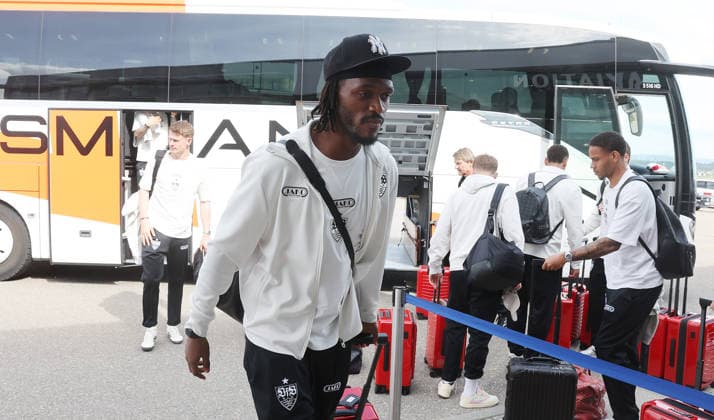 Stuttgart , Fußball Abflug VfB Stuttgart zum DFB Pokal Finale nach Berlin, Dan-Axel Zagadou