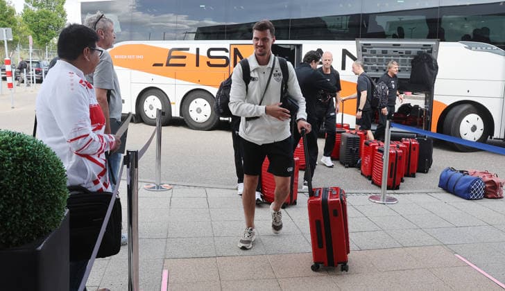 Stuttgart , Fußball Abflug VfB Stuttgart zum DFB Pokal Finale nach Berlin , Pascal Stenzel