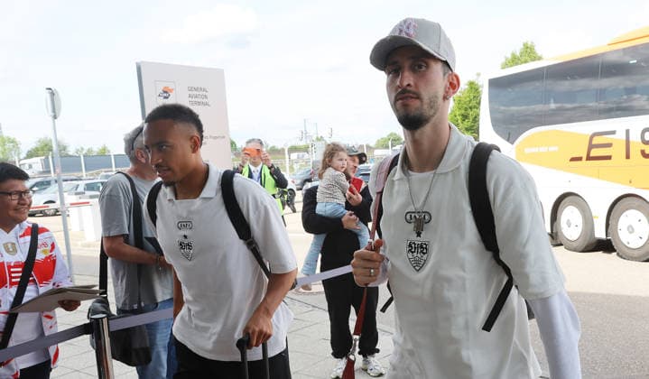 Stuttgart , Fußball Abflug VfB Stuttgart zum DFB Pokal Finale nach Berlin ,von links: Jamie Leweling Atakan Karazor