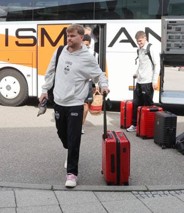 Stuttgart , Fußball Abflug VfB Stuttgart zum DFB Pokal Finale nach Berlin , Maximilian Mittelstädt