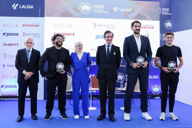May 21, 2026, Madrid, Madrid, Spain: Javier Tebas, President of LaLIga, Marcelo Vieira, former football player, Susana Rodriguez,Paralympic athlete, Juan Jose Sanchez Puig, CEO of ISDE, Jorge Carbajosa, basketball executive and former player and Oriol Cardona, Olympic skier, pose for photo during the 2026 ISC Awards Ceremony, which took place during the ISDE Sports Convention at the Official College of Architects of Madrid on May 21, 2026, in Madrid, Spain. Madrid Spain - ZUMAa181 20260521_zaa_a181_047 Copyright: xIrinaxR.xHipolitox