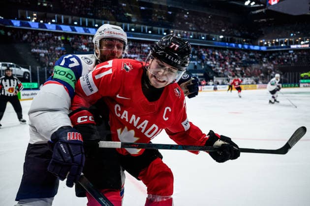 260521 Eirik Salsten of Norway and Macklin Celebrini of Canada during the 2026 IIHF Ice hockey, Eishockey World Championship, WM, Weltmeisterschaft between Canada and Norway on May 21, 2026 in Fribourg. Photo: Jesper Zerman BILDBYRAN kod JZ JZ0724 ishockey ice hockey ishockey-vm 2026 vm 2026 iihf world championship kanada canada norge norway canada kanada bbeng norge norway Copyright: JESPERxZERMAN BB260521JZ078