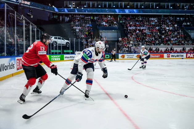 260521 Gabriel Vilardi of Canada and Adrian Saxrud Danielsen of Norway during the 2026 IIHF Ice hockey, Eishockey World Championship, WM, Weltmeisterschaft between Canada and Norway on May 21, 2026 in Fribourg. Photo: Jesper Zerman BILDBYRAN kod JZ JZ0724 ishockey ice hockey ishockey-vm 2026 vm 2026 iihf world championship kanada canada norge norway canada kanada bbeng norge norway Copyright: JESPERxZERMAN BB260521JZ080