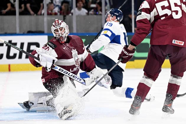 LKS 20260521 Valtteri Merelä of Finland (middle) has just scored 1-4 leading goal behind goalkeeper Mareks Mitens of Latvia during the 2026 IIHF Ice hockey, Eishockey World Championships preliminary round group A match between Latvia and Finland in Zurich on May 21, 2026. - RONI REKOMAA Zürich Switzerland qx5rLnW9v0M  Copyright: xRonixRekomaax qx5rLnW9v0M