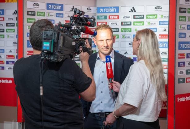 Fußball, Herren, Saison 2025 2026, 1. Bundesliga, 1. FC Union Berlin, Pressekonferenz, Trainer Mauro Lustrinelli (1. FC Union Berlin) im Interview mit Lisa de Ruiter (Sky), 21.05. 2026, Copyright: xMatthiasxKochx