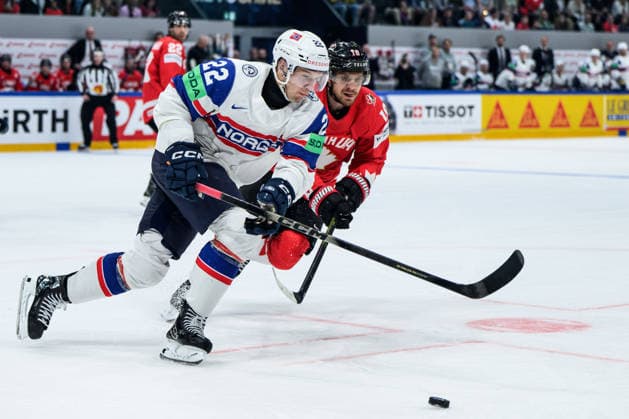 260521 Martin Ronnild of Norway and Robert Thomas of Canada during the 2026 IIHF Ice hockey, Eishockey World Championship, WM, Weltmeisterschaft between Canada and Norway on May 21, 2026 in Fribourg. Photo: Jesper Zerman BILDBYRAN kod JZ JZ0724 ishockey ice hockey ishockey-vm 2026 vm 2026 iihf world championship kanada canada norge norway canada kanada bbeng norge norway Copyright: JESPERxZERMAN BB260521JZ084