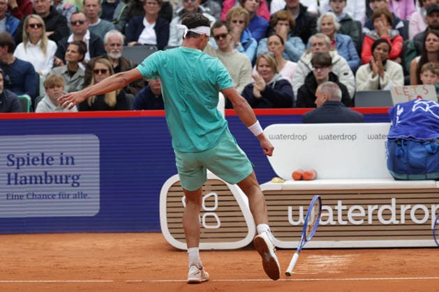 2026.05.21, xFSx, Bitpanda Open Hamburg ATP500, viertelfinale, Herren-Tennistunier in Hamburg , Am Rothembaum in Hamburg , Daniel Altmaier (GER) tritt den Tennisschläger weg *** 2026 05 21, xFSx, Bitpanda Open Hamburg ATP500, quarterfinals, mens tennis tournament in Hamburg , Am Rothembaum in Hamburg , Daniel Altmaier GER kicks away the tennis racket Copyright: HMBxMedia FernandoxSoares