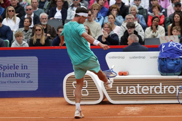 2026.05.21, xFSx, Bitpanda Open Hamburg ATP500, viertelfinale, Herren-Tennistunier in Hamburg , Am Rothembaum in Hamburg , Daniel Altmaier (GER) tritt den Tennisschläger weg Copyright: HMBxMedia FernandoxSoares
