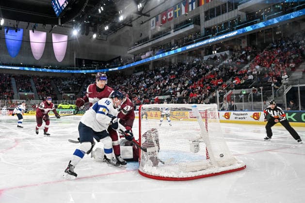 ZURICH, SWITZERLAND - MAY 21: Anton Lundell of Finland scores a goal against goalkeeper Mareks Mitens of Latvia during the 2026 IIHF Ice hockey, Eishockey World Championship, WM, Weltmeisterschaft Switzerland game between Latvia and Finland at Swiss Life Arena on May 21, 2026 in Zurich, Zurich. Zurich Swiss Life Arena Zurich Switzerland Copyright: xJustPictures.ch AndreaxBrancax jp-en-EuSpIm-JP7_ANB_Lat_Fin_21052026_9270