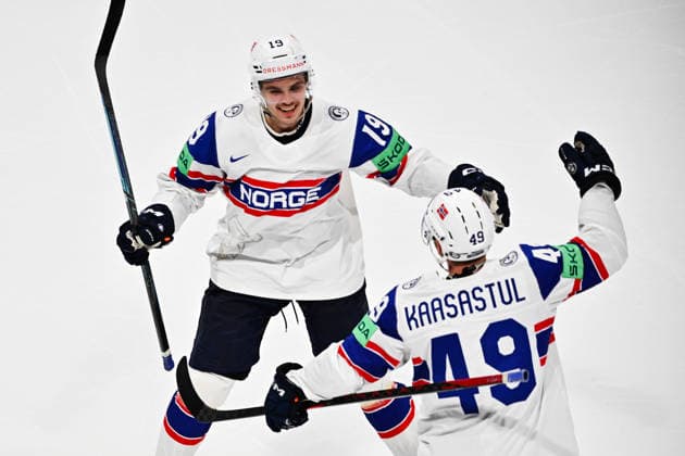 FRIBOURG, SCHWEIZ 20260521 Norges Christian Kasastul 49 jublar efter sitt mal, 4-4, med Havard ostrem Salsten 19 under torsdagens match i ishockey-VM (grupp B) mellan Kanada och Norge pa BCF Arena, Fribourg i Schweiz.