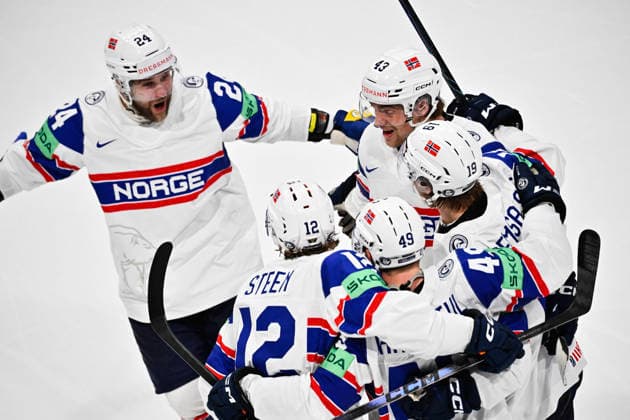 FRIBOURG, SCHWEIZ 20260521 Norges Christian Kasastul 49 blir omkramad efter sitt mal, 4-4, av sina lagkamrater under torsdagens match i ishockey-VM (grupp B) mellan Kanada och Norge pa BCF Arena, Fribourg i Schweiz.