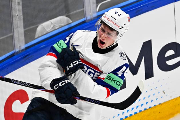 FRIBOURG, SCHWEIZ 20260521 Norges Tinus Luc Koblar jublar efter sitt mal, 4-5, under torsdagens match i ishockey-VM (grupp B) mellan Kanada och Norge pa BCF Arena, Fribourg i Schweiz.