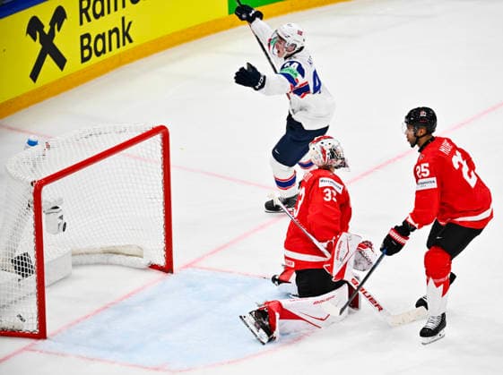 FRIBOURG, SCHWEIZ 20260521 Norges Tinus Luc Koblar jublar efter sitt mal, 4-5, pa Kanadas malvakt Cam Talbot under torsdagens match i ishockey-VM (grupp B) mellan Kanada och Norge pa BCF Arena, Fribourg i Schweiz.