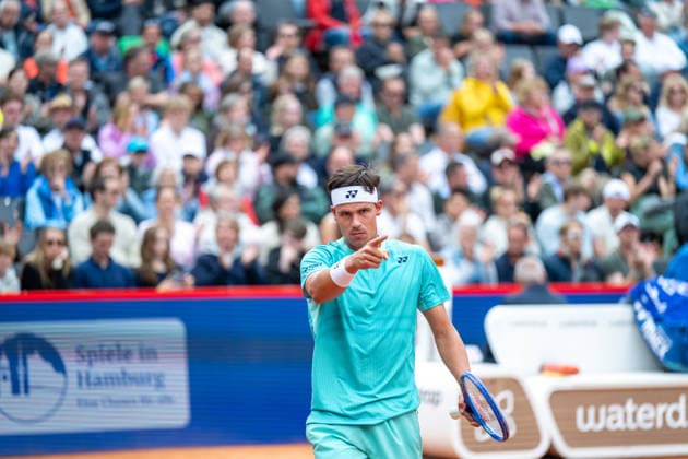 Viertelfinale, Tommy Paul (USA) - Daniel Altmaier (GER) - Tennis, Bitpanda Hamburg Open, ATP, Tennis Herren 500 Tour Hamburg, Deutschland, 21.05.26: Viertelfinale, Tommy Paul (USA) - Daniel Altmaier (GER) im Tennis Gelände Rotherbaum am 21.05.2026 in Hamburg, Deutschland. (Foto von Axel Kaste) Daniel Altmaier (GER), Fingerzeig Hamburg Tennis Gelände Rotherbaum Freie Hansestadt Hamburg Deutschland