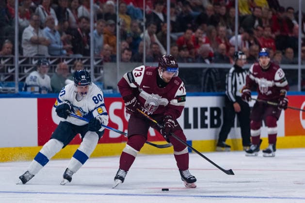 ZURICH, SWITZERLAND - MAY 21: Saku Maeenalanen (Finland, 80) in the battle for the puck with Deniss Smirnovs (Latvia, 73) during the Preliminary Round - Group A Match 29 between Latvia and Finland at the IIHF Ice hockey, Eishockey World Championship, WM, Weltmeisterschaft 2026, Swiss Life Arena on May 21, 2026 in Zurich, Switzerland. Zurich Switzerland Copyright: xTimoxSteinx