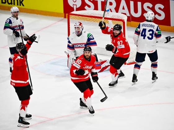FRIBOURG, SCHWEIZ 20260521 Kanadas Ryan O Reilly 90 jublar efter sitt mal, 5-5, med sina lagkamrater under torsdagens match i ishockey-VM (grupp B) mellan Kanada och Norge pa BCF Arena, Fribourg i Schweiz.